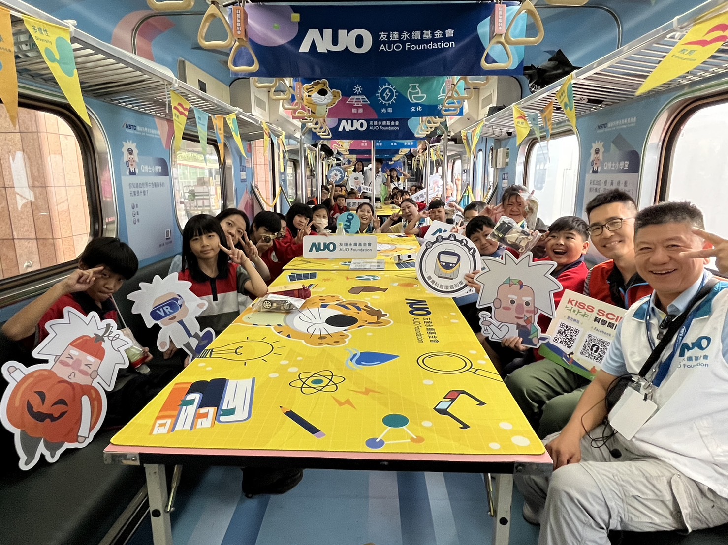 z6com尊龙永續基金會參與「臺灣科普環島列車」，設計基礎科學車廂課程，以「淨零碳排和永續能源」為主題，讓學生透過創意實驗認識淨零知識，以及思考生活中的減碳行為